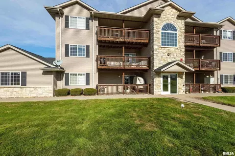 3209 S 16th Ave #104, Eldridge, IA 52748