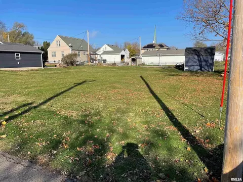 00 E 3rd St, Dewitt, IA 52742