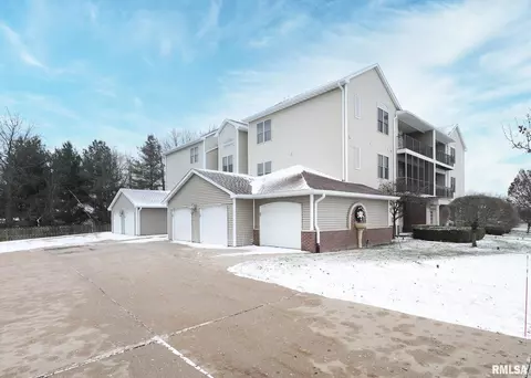 1871 Stone Gate Cir #5, Davenport, IA 52807