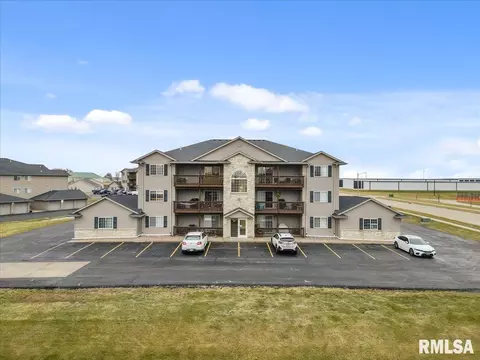 3207 S 16th Ave #304, Eldridge, IA 52748