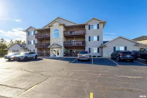 3209 S 16th Ave #302, Eldridge, IA 52748