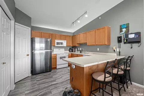 121 E Price St #302, Eldridge, IA 52748 photo 3