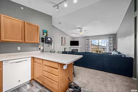 121 E Price St #302, Eldridge, IA 52748 photo 5