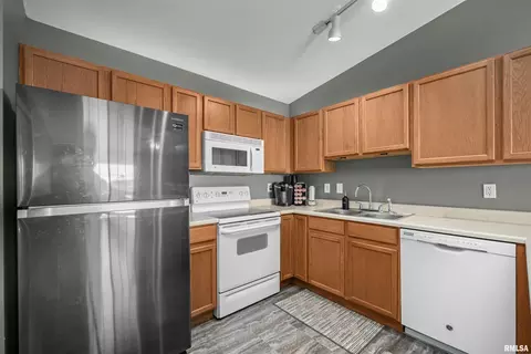 121 E Price St #302, Eldridge, IA 52748 photo 4