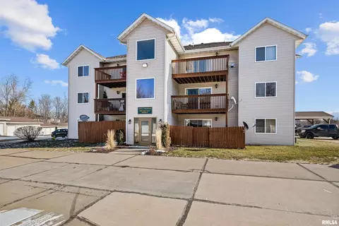 4600 Grand Ave #D10, Davenport, IA 52807