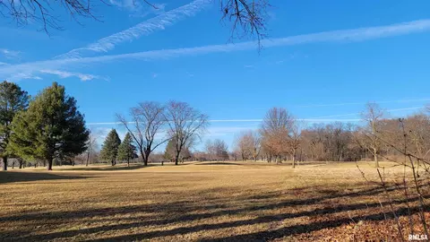 4 Bay Hill Dr, Coal Valley, IL 61240