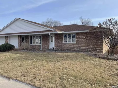 411 E 7th St #4, Dewitt, IA 52742