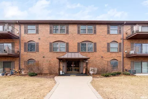 1360 Kimberly Ridge Rd #211, Bettendorf, IA 52722