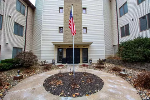 1022 Hickory Hills Ct #A-6, Clinton, IA 52732