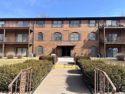 1350 Kimberly Ridge Rd #101, Bettendorf, IA 52722