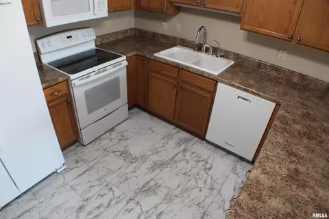 205 E Price St #202, Eldridge, IA 52748 photo 3