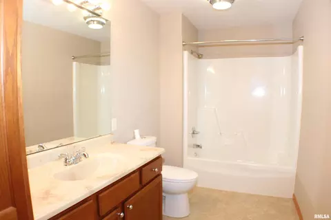 205 E Price St #202, Eldridge, IA 52748 photo 9