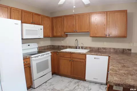 205 E Price St #202, Eldridge, IA 52748 photo 4