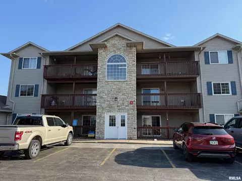 205 E Price St #202, Eldridge, IA 52748