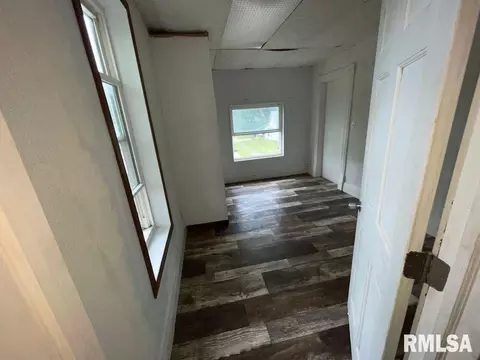 Entry Way - 716 W 3rd St, Kewanee, IL 61443 photo 5 of 5