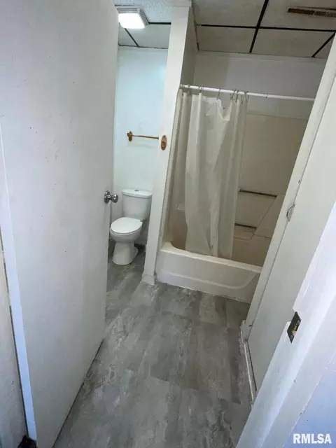 Bath - 716 W 3rd St, Kewanee, IL 61443 photo 6 of 9