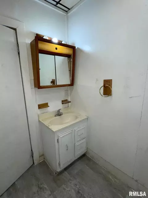 Bath - 716 W 3rd St, Kewanee, IL 61443 photo 7 of 9