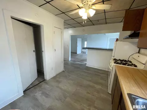 Entry Way - 716 W 3rd St, Kewanee, IL 61443 photo 3 of 5