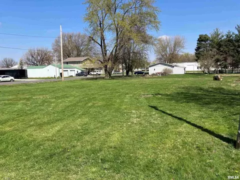 108 S Cedar St, Bowen, IL 62316