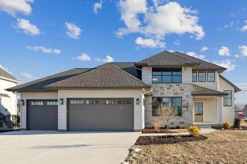 6501 Blackbird Ln, Bettendorf, IA 52722