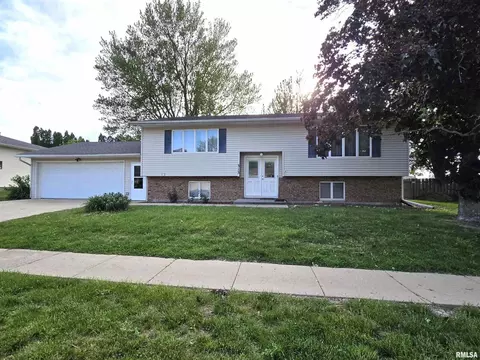 313 13th Ave #A, Dewitt, IA 52742