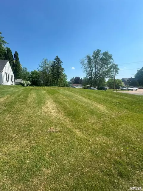 1512 N 5th St, Clinton, IA 52753