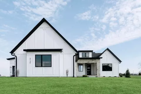 5127 Oak Ridge Ct, Bettendorf, IA 52722