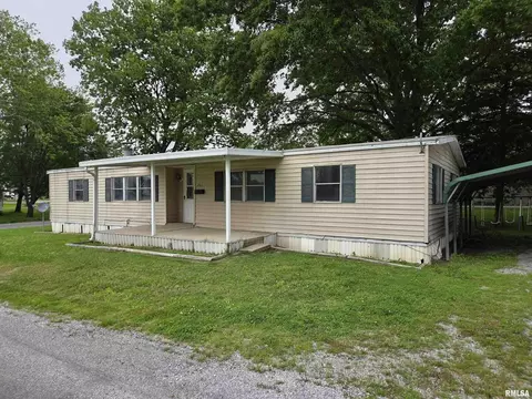 201 E 3rd St, Christopher, IL 62822