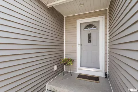 610 Prairie Meadow Dr #610, Blue Grass, IA 52726