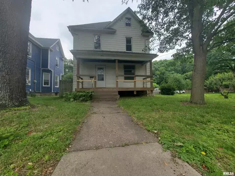 712 3rd St #A, Moline, IL 61265