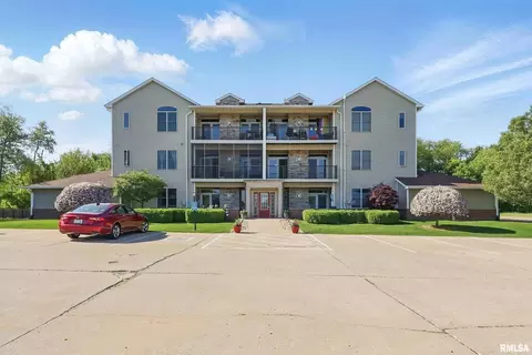 1871 Stone Gate Cir #4, Davenport, IA 52807