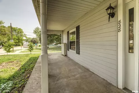 828 10th Ave, Fulton, IL 61252