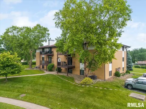 4725 Kynnelworth Dr #8, Bettendorf, IA 52722