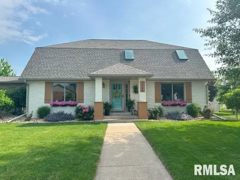 1144 Brookview Dr, Dewitt, IA 52742