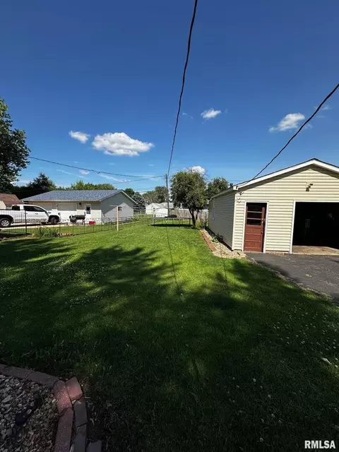 Exterior - 920 5th St, Colona, IL 61241 photo 2 of 4