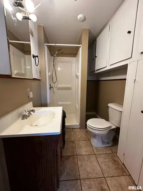 Bath - 920 5th St, Colona, IL 61241 photo 1 of 1
