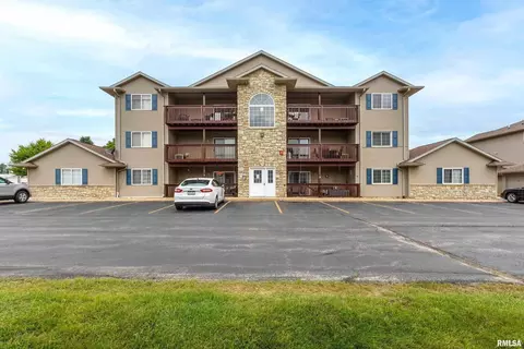 109 E Price St #203, Eldridge, IA 52748