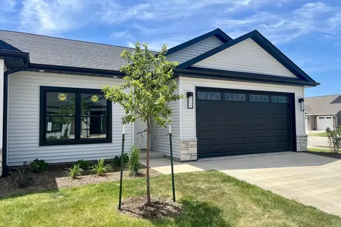 1867 Redbud Cir #101, Eldridge, IA 52748