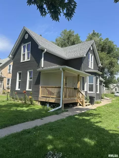 756 13th Ave S, Clinton, IA 52732