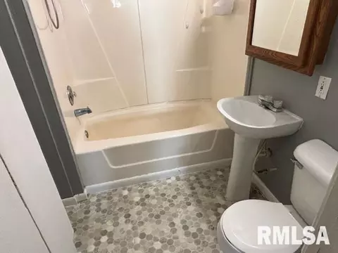 Bath - 712 Roosevelt Ave, Kewanee, IL 61443 photo 1 of 1