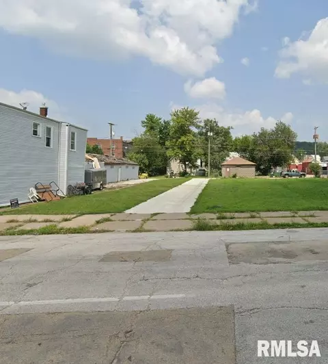 1120 W 1124 W 3rd St, Davenport, IA 52802