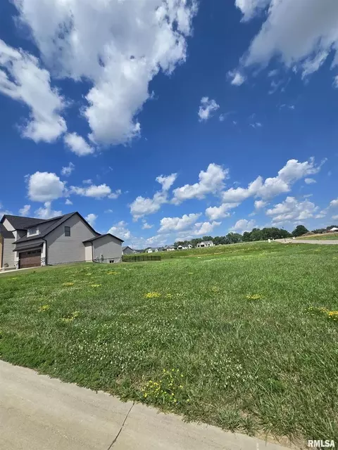 6107 Belle Ct, Davenport, IA 52807