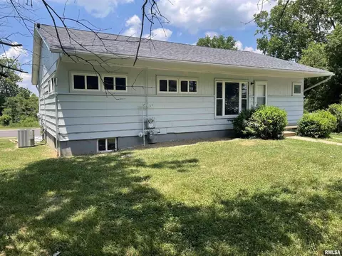 304 Lynda Dr #A/B, Carbondale, IL 62901