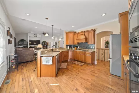 627 10th Ave, Silvis, IL 61282 photo 8