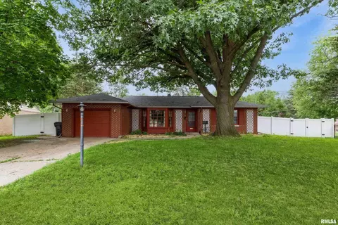 1136 Bobetta Ct, Clinton, IA 52732