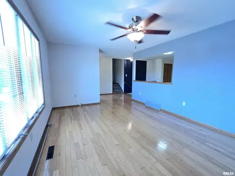 Living - 301 4th St #4, Fulton, IL 61252 photo 1 of 1