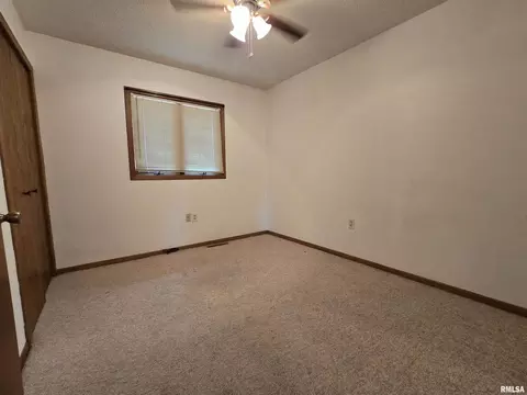Bedroom - 301 4th St #4, Fulton, IL 61252 photo 5 of 6