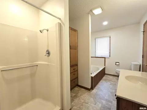 Bath - 301 4th St #4, Fulton, IL 61252 photo 2 of 2