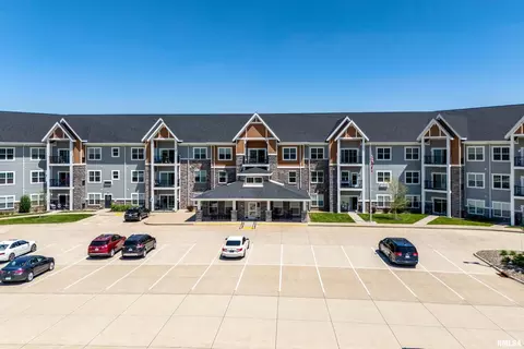 2592 Middle Rd #122, Bettendorf, IA 52722