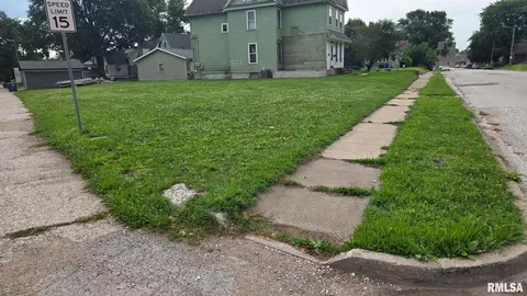 117 S Pine St, Davenport, IA 52802